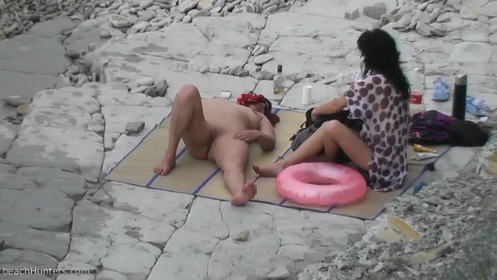 Извращенец подсматривает на пляже за голыми отдыхающими